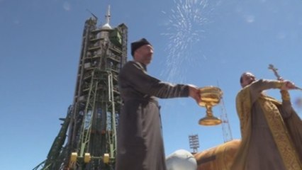 Sacerdote bendice el cohete Soyuz MS-09 en Kazajistán de cara a su lanzamiento