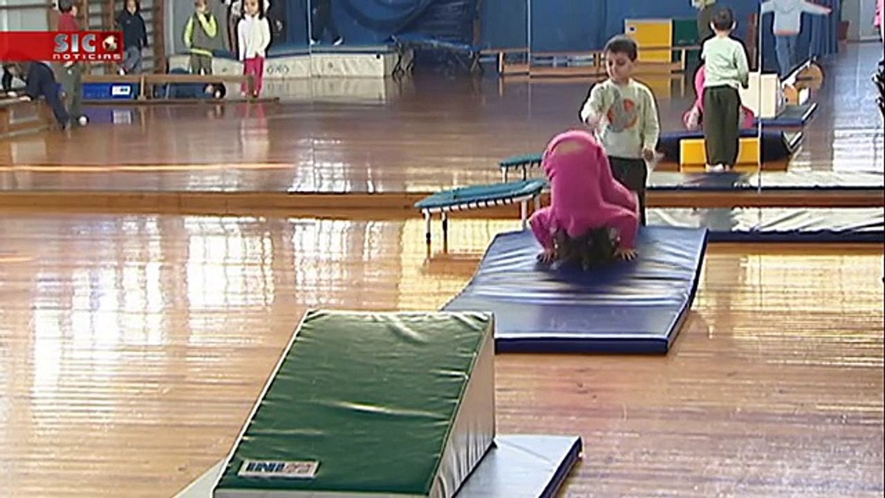 Crianças portuguesas têm dificuldades a dar cambalhotas e saltar à corda