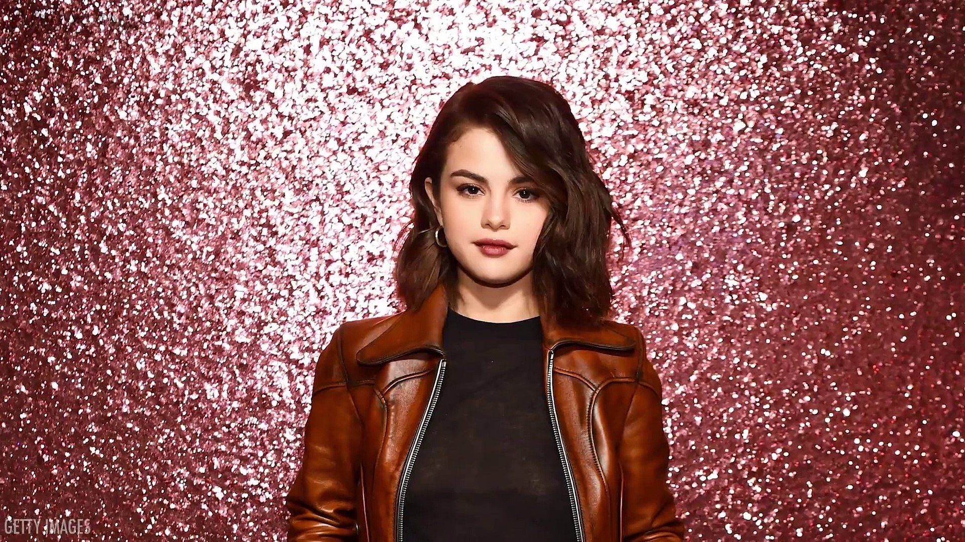 ⁣Selena Gomez Running into Justin Bieber's Ex Hailey Baldwin at the iHeartRadio Music Awards!