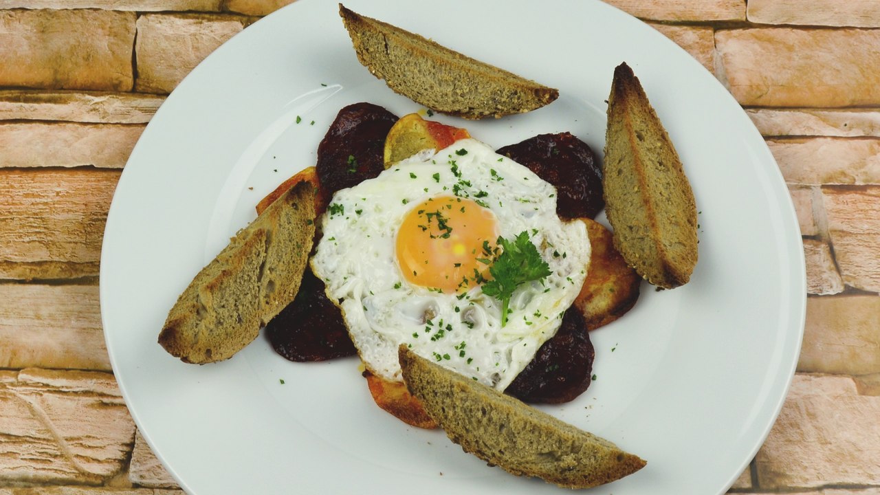 Huevos Fritos sobre Torta de Patata y Chorizo