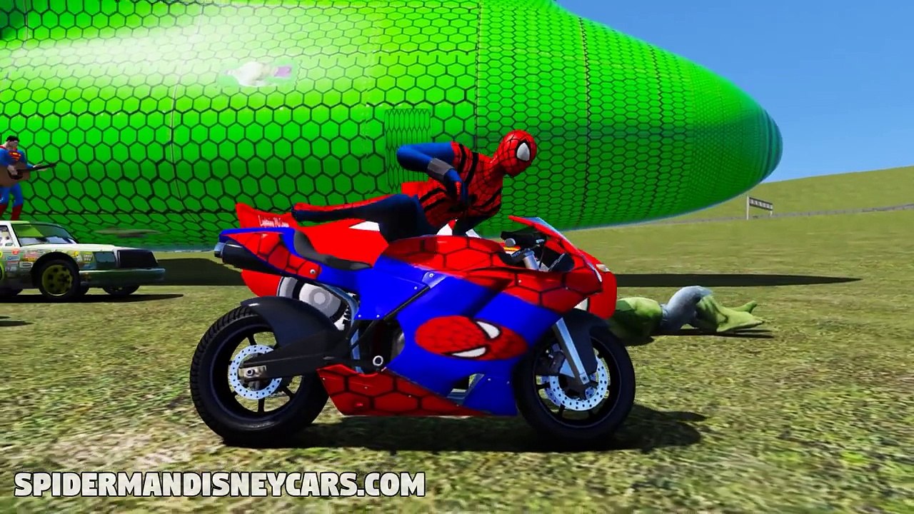 Spiderman disney cars estación de transporte con un rayo Mcqueen