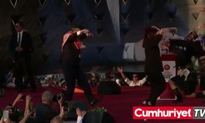 İnce'den miting sonrası sahnede zeybek