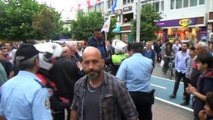 HDP’liler ile karşıt görüşlü grup cadde ortasında birbirine girdi