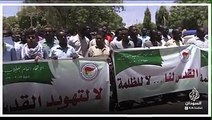 نظم الاتحاد العام للطلاب السودانيين وقفة أمام مبنى الأمم المتحدة في الخرطوم اليوم احتجاجا على افتتاح السفارة الأمريكية في القدس ، رفع المعتصمون وهم ممثلون للطلا
