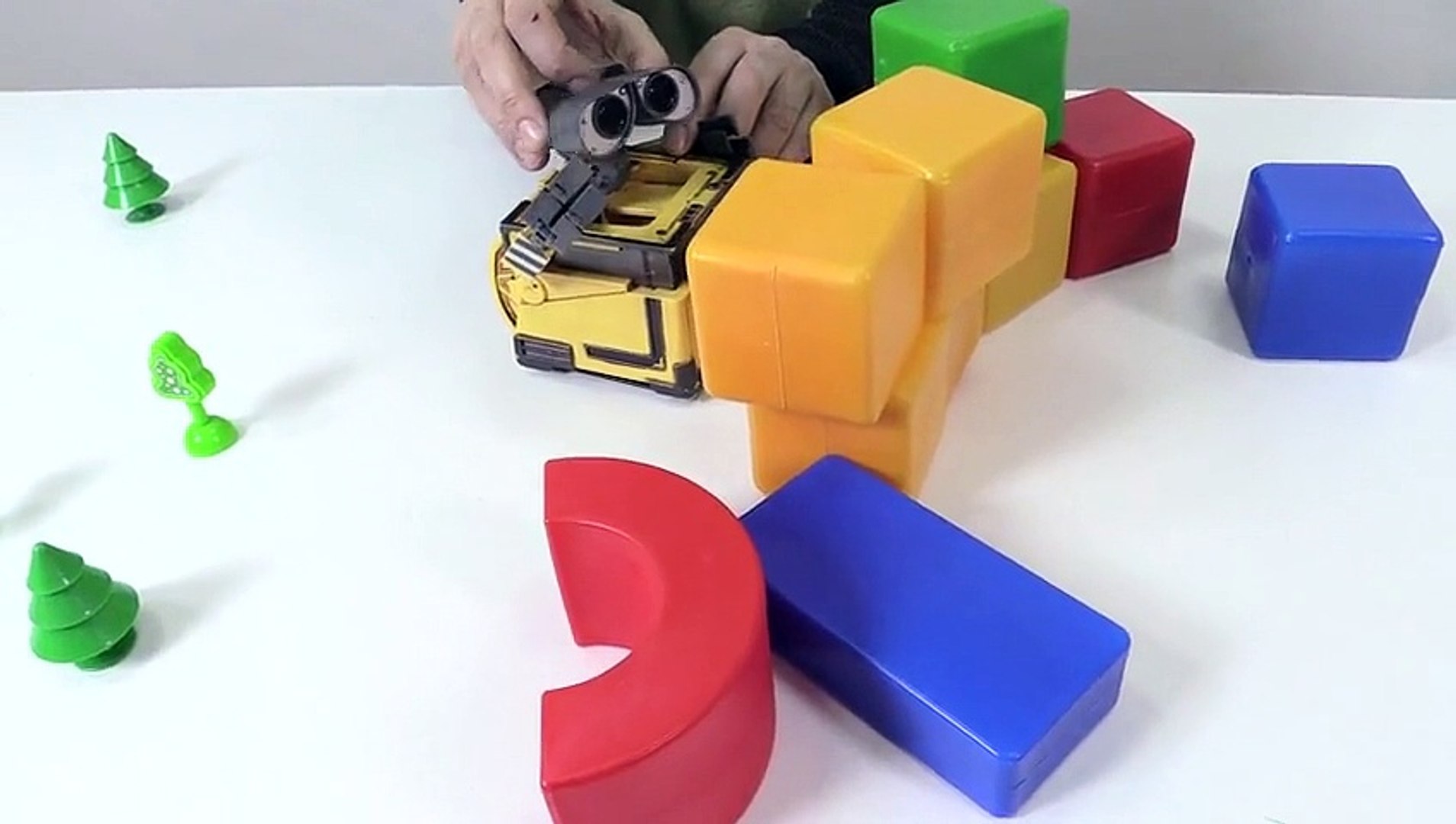 ⁣Видео для детей Робот ВАЛЛИ строит домик. Роботы игрушки! Wall E