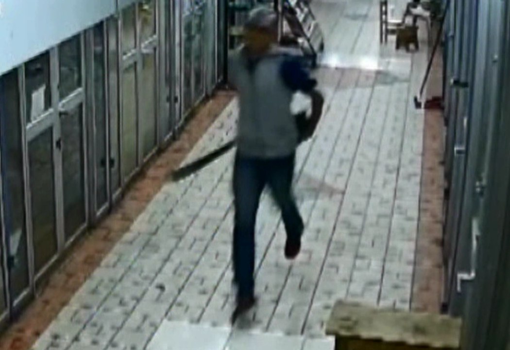 Videos muestran como un delincuente utiliza un machete para amedrentar a sus víctimas