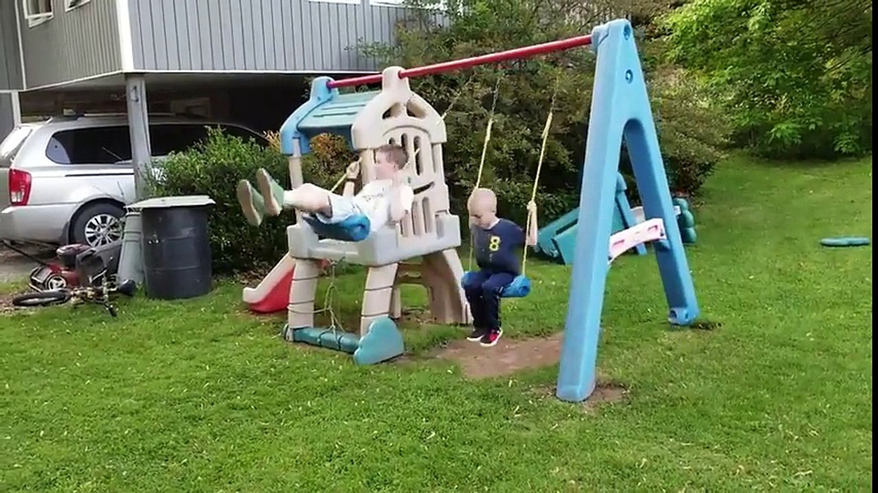2 enfants sur une balançoire en plastique ? OUPS !!