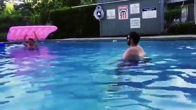 Matelas gonflable en pleine tête filmé au ralenti !! Hilarant !