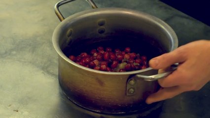 Preparing the perfect Thanksgiving Day dinner: Cranberry