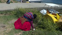 Mujeres indígenas limpian basura del Titicaca, su lago sagrado