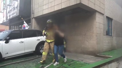 의류 창고에서 불...4명 연기 마셔 / YTN