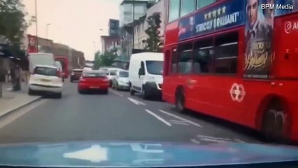 Un automobiliste vs Un cycliste armé d'un gros couteau !