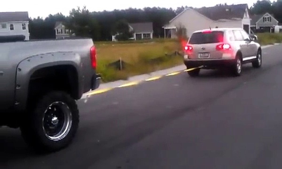 VW Touareg V10 TDI Beats Huge Chevy Duramax In A Tag Of War
