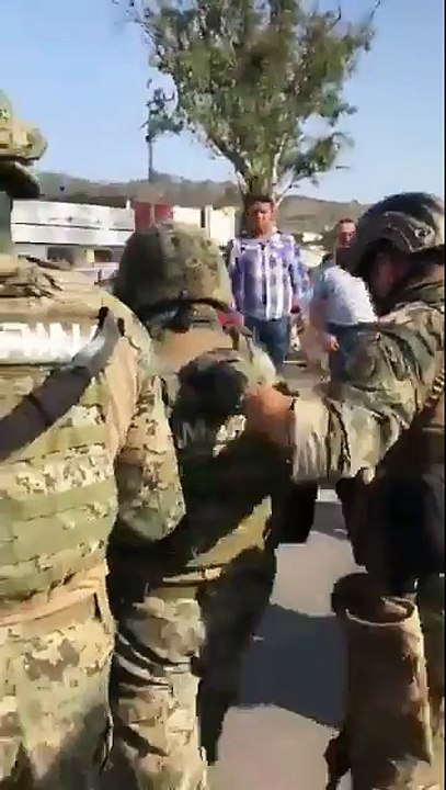 Pueblo Unido Con palos y piedras paran a marinos en Ciudad Guzmán