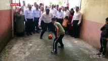 Gençlik ve Spor Bakanı Bak çocuklarla top oynadı