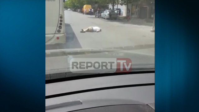 Report TV - I moshuari i perplasur nga makina i shtrirë në tokë, askush nuk i jep ndihmë