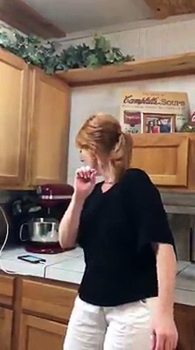 Ginger needs to come get her damn cheesecake!! SOUND ON[VIa JukinVideo]