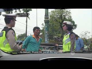 2 Polisi Ini Terharu Setelah Mendengar Keseharian Tukang Becak Motor Ini -86