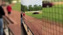 Frau überfährt Mann auf Baseballfeld