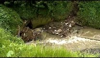 La corriente del río de la quebrada de #Caupichu pone en peligro a los vecinos de #Guajaló al sur de #Quito. El desarrollo de esta noticia y otras de su interés