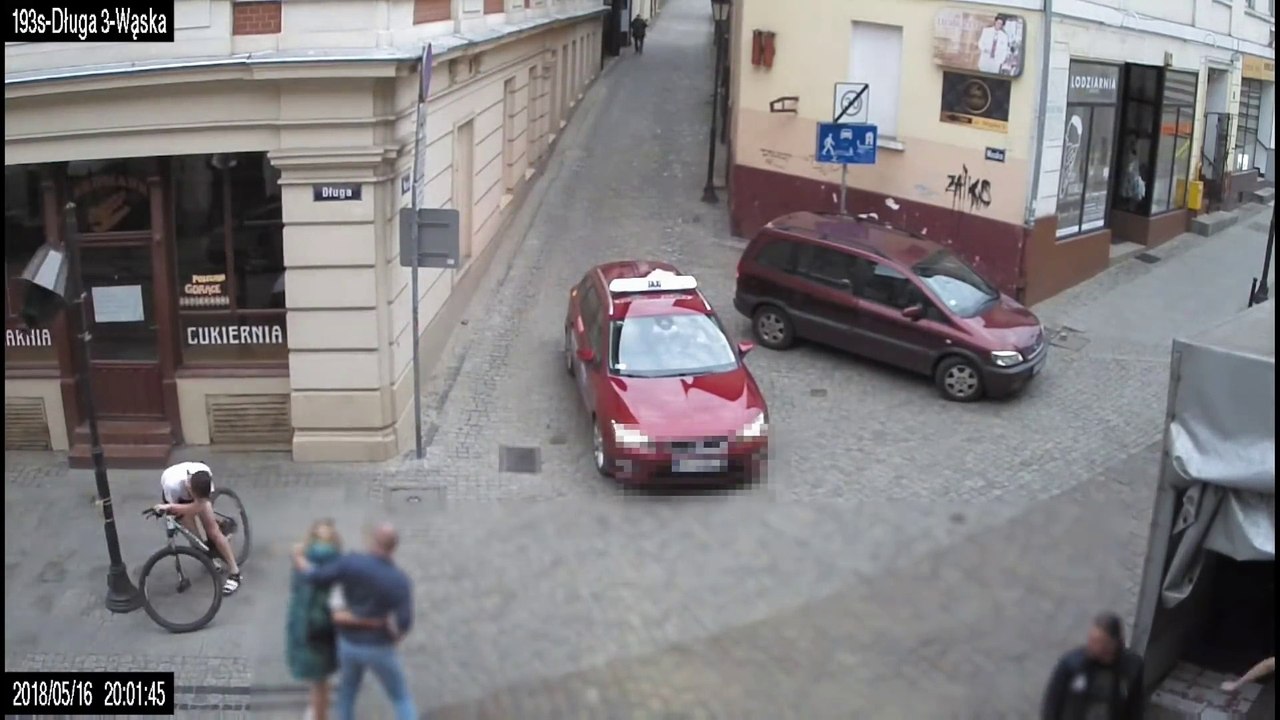 Un cycliste percute un lampadaire à cause d'une voiture