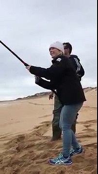 Un phoque sinvite pendant une partie de pêche