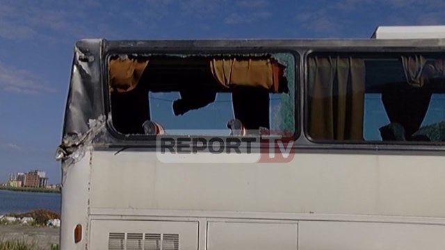 Rrëshqitje gurësh në aksin Shëngjin-Lezhë, goditet autobusi i punëtorëve, lëndohen dy vajza