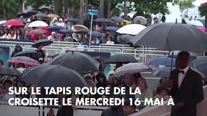 PHOTO. So sexy ! Estelle Lefébure pose topless dans son lit