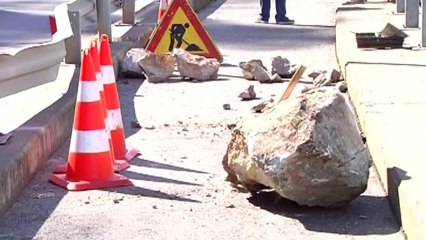 Tải video: Dy të plagosura si pasojë e rënies së një masivi gurësh - Top Channel Albania - News - Lajme