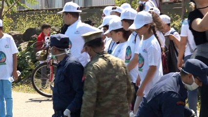 Dalgıçlar denizde, öğrenciler kıyıda temizlik yaptı