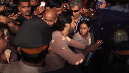 Varun Dhawan gets STUCK among fans during Save The Beach campaign ; Watch Video | FilmiBeat