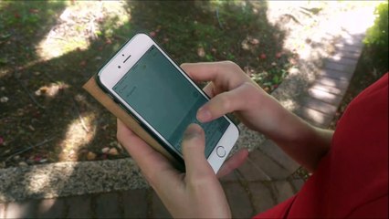 Née avec 3 doigts à une main, elle nous démontre que ça ne la gêne en rien !