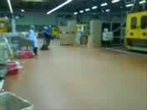 regis fait du sport extreme !!! ( en transpallette...)