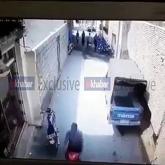 समय का कुछ पता नहीं, गली से गुजर रही कार पर अचानक गिर गई दीवार