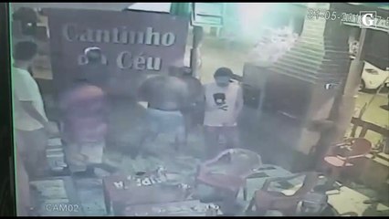 Pessoas em um bar se escondem de procissão
