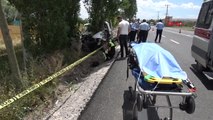 Konya Kamyonet Motosiklete ve Ağaca Çarptı 1 Ölü, 4 Yaralı