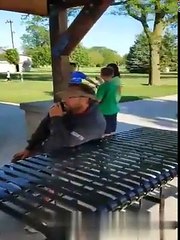 Un enfant irrespectueux pleure après voir été calmé par un adulte