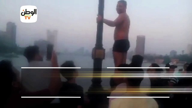 مقلدا محمد رمضان.. شاب يقفز أعلى كوبري قصر النيل