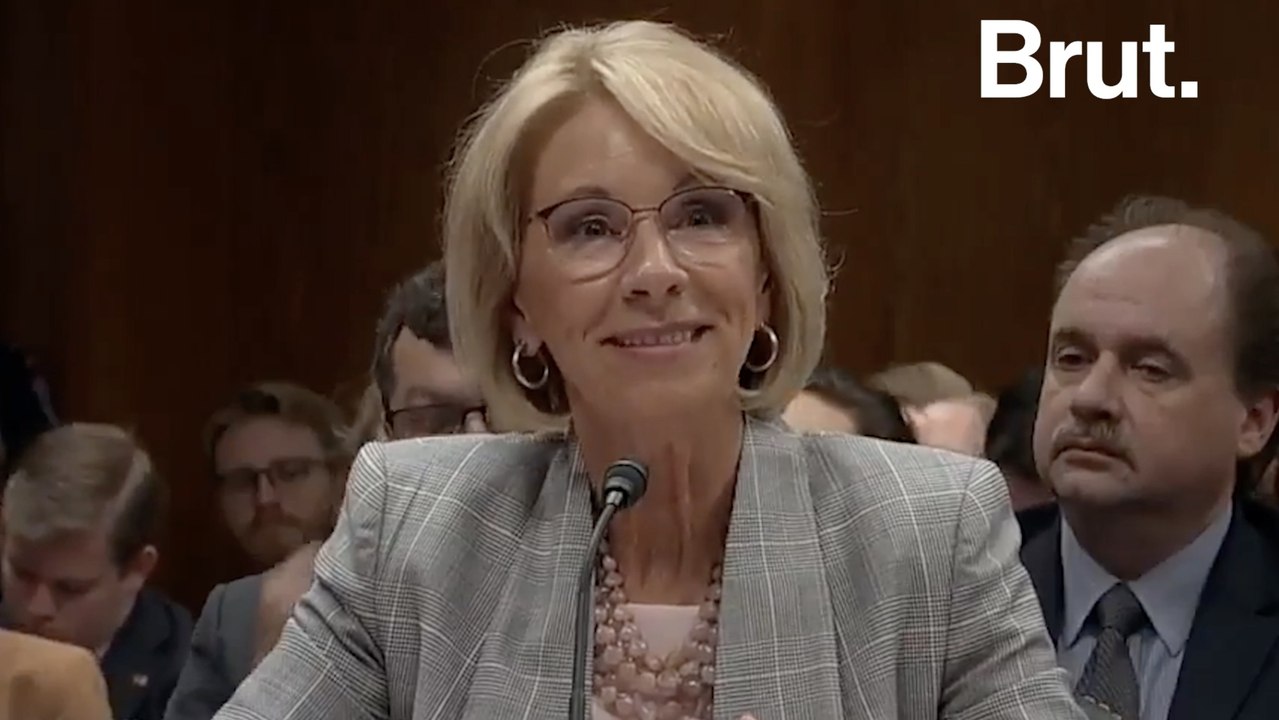 Commission sénatoriale tendue sur les armes à feu pour Betsy DeVos