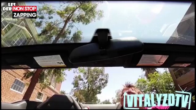 Il réussit à monter des filles dans sa voiture sans même leur parler (Vidéo)