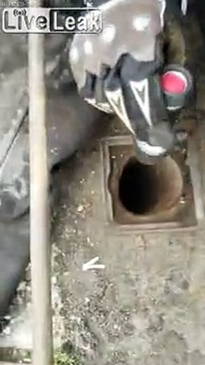 Lâcher son iphone... dans ce trou de gouttière !! Pas de chance....