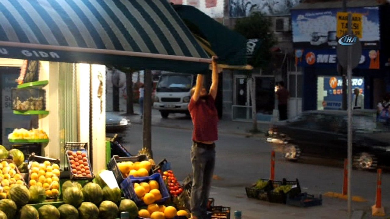 Bandırma ve Erdek'te ani yağış ve fırtına etkili oldu