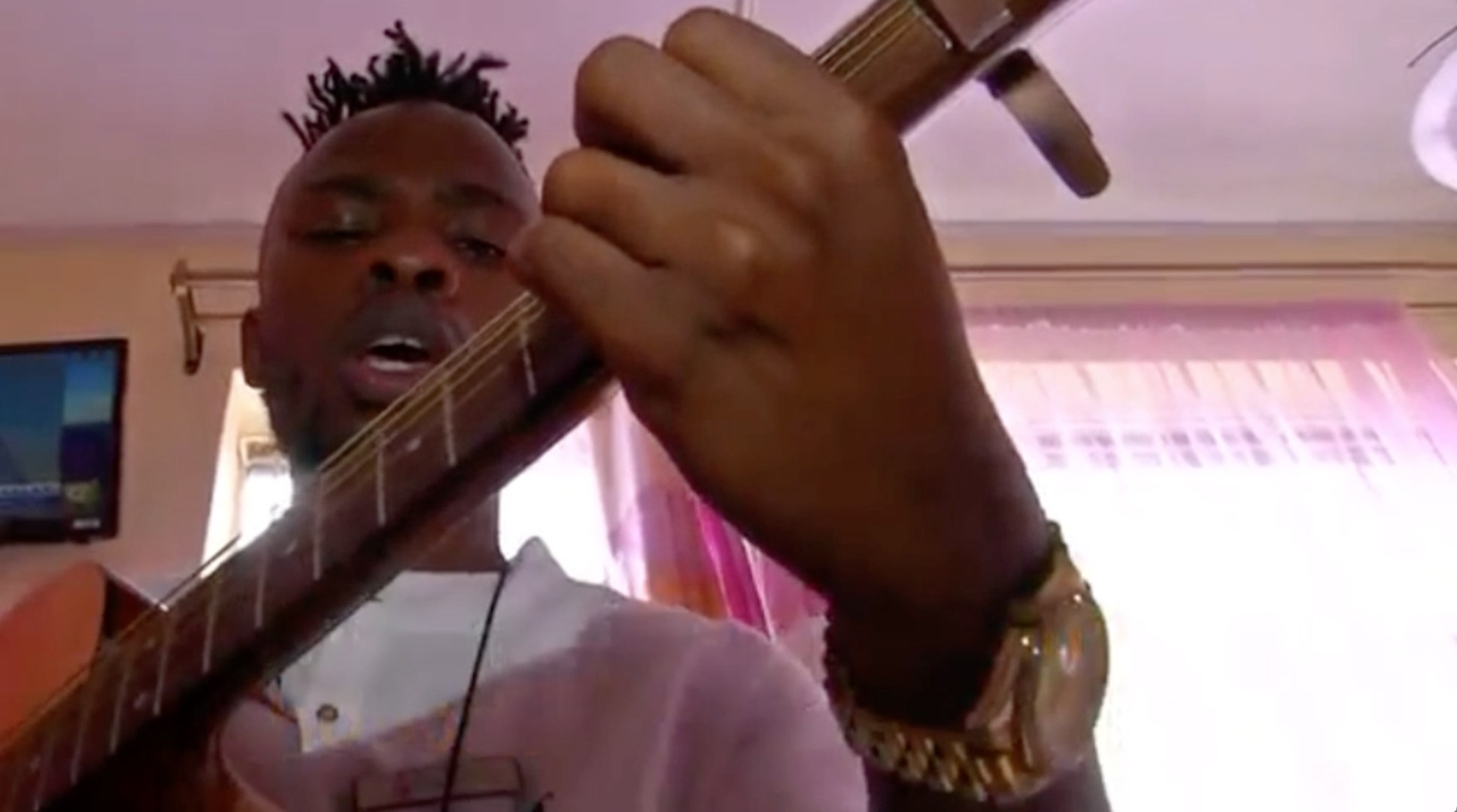 ⁣Kenyan Guitar Player Uses Music to Sooth Hospital Patients