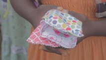 Un enseignante fabrique des serviettes hygiéniques lavables pour des jeunes filles [no comment]