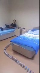 Sigara Paketlerini Domino Taşı Gibi Dizen Gençlerden Yurt Odasında Sigara Alışverişi