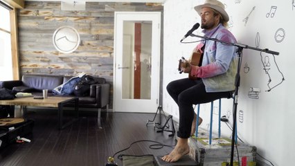 Xavier Rudd Performs "Walk Away" at The Inertia HQ