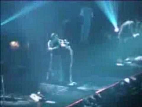 Korn - Falling Away From Me (live à Bercy, Paris - 2002)