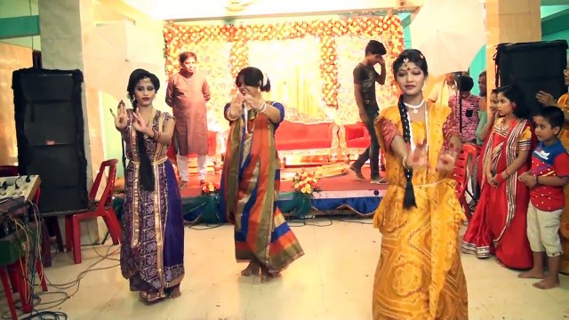 বিয়েতে সুন্দরী যুবতী মেয়েদের এই নাচ দেখলে আপনি পাগল হয়ে যাবেন। Latest Fun Video Video Vlog 15