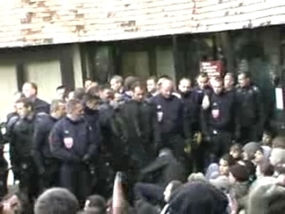 Les CRS vont a la fac_mpeg2video