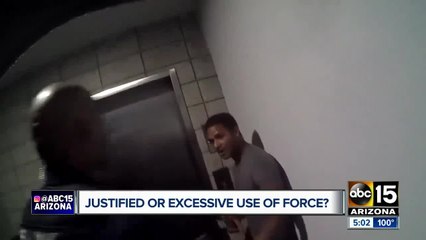 Tải video: Body camera video shows Mesa officers punching suspect during arrest